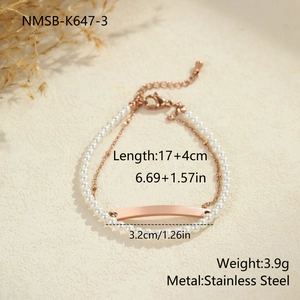 Detail eines roségoldenen Edelstahl-Perlenarmbandes mit einem 3,2 cm polierten Metallstab
