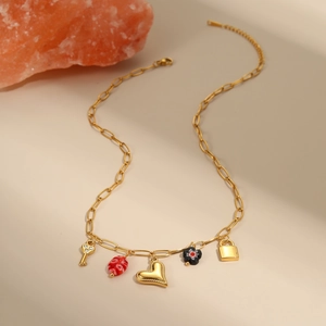 Collar dorado con colgantes de corazón y llave en cadena de eslabones elegante