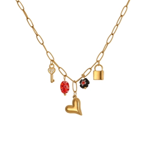 Collar chic de acero inoxidable dorado con dijes de corazón, llave y flores en fondo blanco