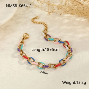 Detail eines 18K vergoldeten Kettenarmbands mit bunten Emaille-Gliedern und Karabiner