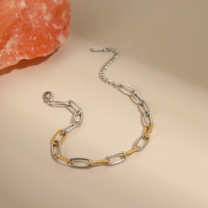 Detail van de goud-zilver gemengde ketting met karabijnsluiting en verlengstukje