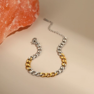 Detail van tweekleurige goud-zilveren Cubaanse schakelketting met handige karabijnsluiting