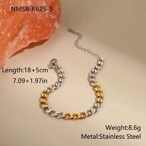 Detailweergave van de tweekleurige goud- en zilveren roestvrijstalen schakelarmband met sluiting