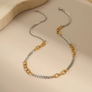 Close-up van de tweekleurige goud-zilveren schakelketting met een karabijnsluiting