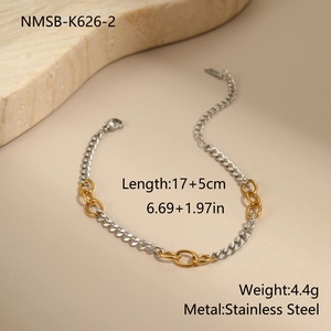Detail van tweekleurige roestvrijstalen kettingarmband met verstelbare sluiting