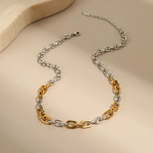Detail van tweekleurige goud en zilver ketting met verstelbare karabijnsluiting