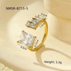 Dettaglio macro di un anello dorato aperto con cinque radiosi cristalli rettangolari