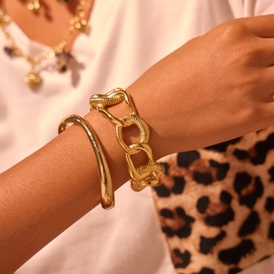 Bracelet chaîne texturé plaqué or 18 carats et jonc minimaliste sur poignet femme