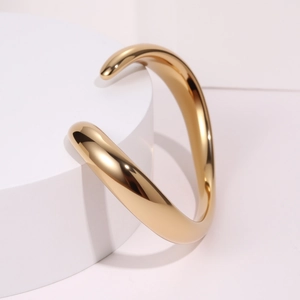 Bracelet jonc en acier inoxydable plaqué or 18k avec texture ondulée fluide