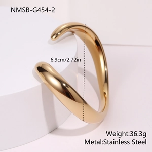 Détail du bracelet en acier inoxydable plaqué or 18k avec texture ondulée et 6,9 cm diamètre