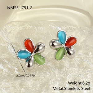 Detailansicht der 18K vergoldeten Edelstahl-Ohrstecker in Blumenform mit Katzenaugenstein