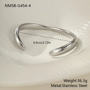 Détail du bracelet jonc en acier inoxydable argenté avec texture martelée et diamètre 6,9cm