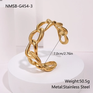 Gros plan du bracelet jonc doré en acier inoxydable avec diamètre de 7,0 cm et maillons épais