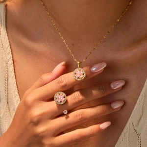 Collana Girevole in Acciaio Inossidabile a Quadrifoglio Ciondolo Tondo con Strass Rosa a Cuore Anello Lusso Donna Gioielli