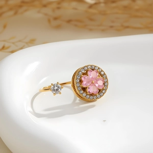 Anello girevole a quadrifoglio in acciaio inossidabile con cuori rosa e zirconi