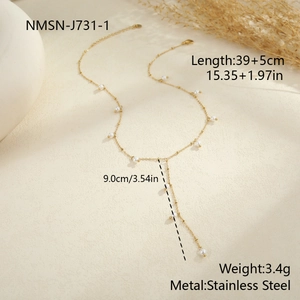Detalle del collar en Y de acero inoxidable dorado con perlas delicadas y cadena fina