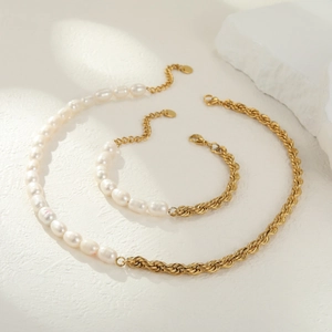 Elegante 18K vergulde ketting en armband set met natuurlijke zoetwater parels