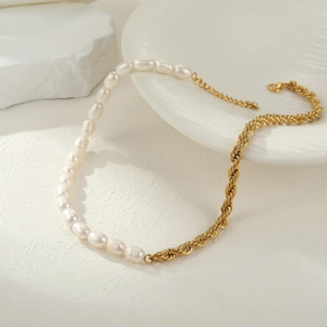 Elegante 18K vergulde gedraaide touwketing met natuurlijke zoetwaterparels