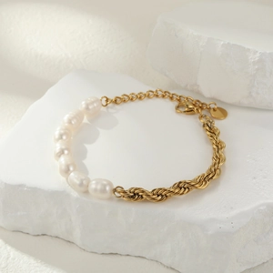 Elegante 18K vergulde kettingarmband met witte zoetwaterparels en een handige karabijnsluiting