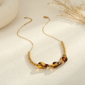 Collar de acero inoxidable chapado en oro con dijes de resina y cuentas redondas