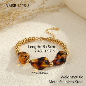 Detalle de pulsera de acero inoxidable 18K con cuentas de resina de leopardo y cierre