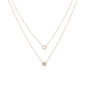 Collar de doble capa en acero inoxidable dorado con colgantes de anillos de cristal brillantes