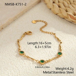 Detail van verstelbare roestvrijstalen armband van 16+5cm met groene zirkoon
