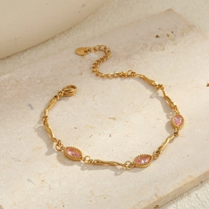 Detail van vergulde roestvrijstalen armband met roze marquise geslepen zirkonia's