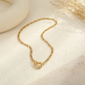 Collana minimalista in acciaio inossidabile placcato oro 18K con chiusura a cuore
