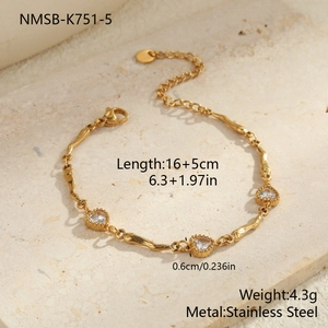 Detail van gouden rvs-armband met drie hartvormige zirconen en afmetingen 16+5cm