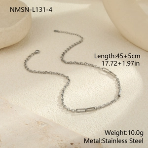 Dettaglio macro della collana a catena minimalista in acciaio inox con chiusura a moschettone