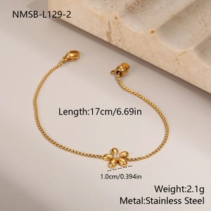Macro shot of gold flower pendant bracelet with dimensions 17cm length and 2.1g weight