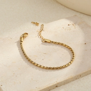 Dettaglio della catena a spiga in acciaio placcato oro 18K con chiusura a moschettone e catenina