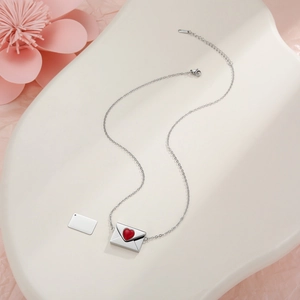 Detail der S925 Silber Briefumschlag Kette mit rotem Herz und kleiner Metallkarte