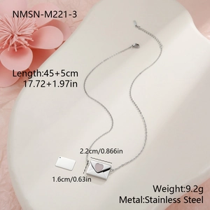 Dettaglio della collana con ciondolo a busta con cuore rosa e specifiche dimensionali