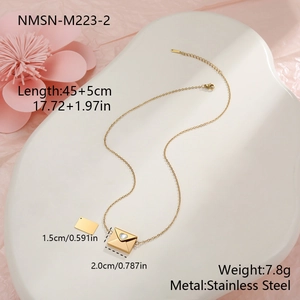 Dettaglio della collana a busta con cuore in oro 18k con dimensioni e acciaio inossidabile