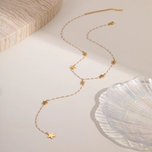 Elegante collar de acero inoxidable dorado con cuentas blancas y cinco colgantes de estrella