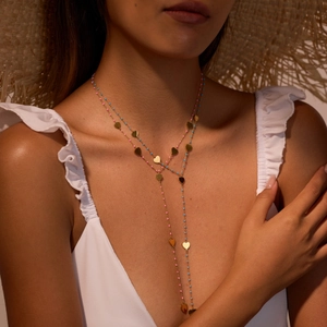 Elegante collar en Y dorado con cuentas de colores y colgantes de corazón pulidos