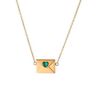 Collana a busta dorata minimalista con pendente a cuore in pietra preziosa verde
