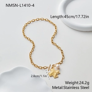 Detailansicht der 18k Gold Kreuzkette mit Perle und Knebelverschluss aus Edelstahl Material