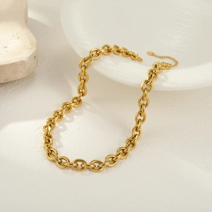 Elegant chunky gold chain necklace in stainless steel with lobster clasp and tag