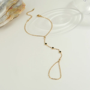 Handkette aus 18K vergoldetem Edelstahl mit grünen Zirkonsteinen und Fingerring