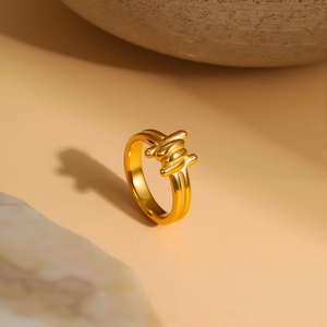 Λεπτομέρεια από επιχρυσωμένο δαχτυλίδι 18K με vintage πλέγμα σε μαρμάρινο φόντο