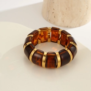 Bracelet manchette vintage en résine ambrée avec entretoises dorées sur support épuré