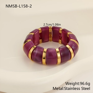 Détail du bracelet élastique en résine marbrée violette de 2,7 cm avec acier doré