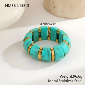 Détails des segments en résine turquoise et acier inoxydable d'un bracelet extensible
