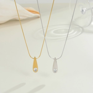 Elegante gouden en zilveren kettingen met zirkonia druppelhangers aan fijne slangenketens