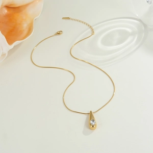 Elegante gouden halsketting met waterdruppel hanger en zirkoon op een fijne slangenketting