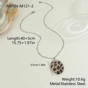 Vista macro della collana con pendente ovale leopardato con dimensioni e trama in acciaio