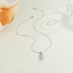 Elegante roestvrijstalen ketting met waterdruppel hanger en sprankelende zirkoonsteen
